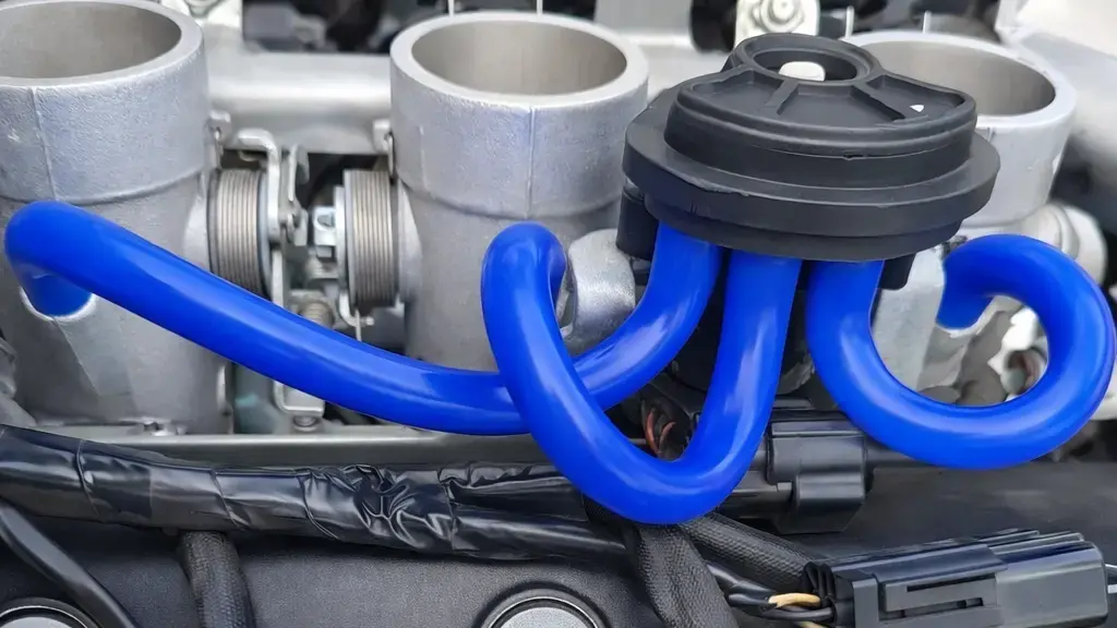 Triumph 955i triple engine vacuum hose set fitted - side view